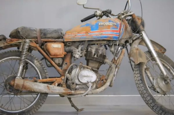 50 year old Honda motorcycle disassembled to see what parts are at fault