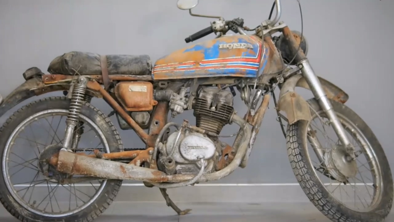 50 year old Honda motorcycle disassembled to see what parts are at fault